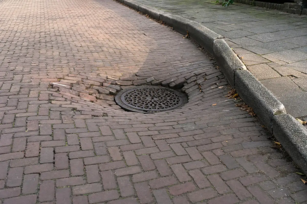 Verzakkende straten: heeft dat met riolering te maken?